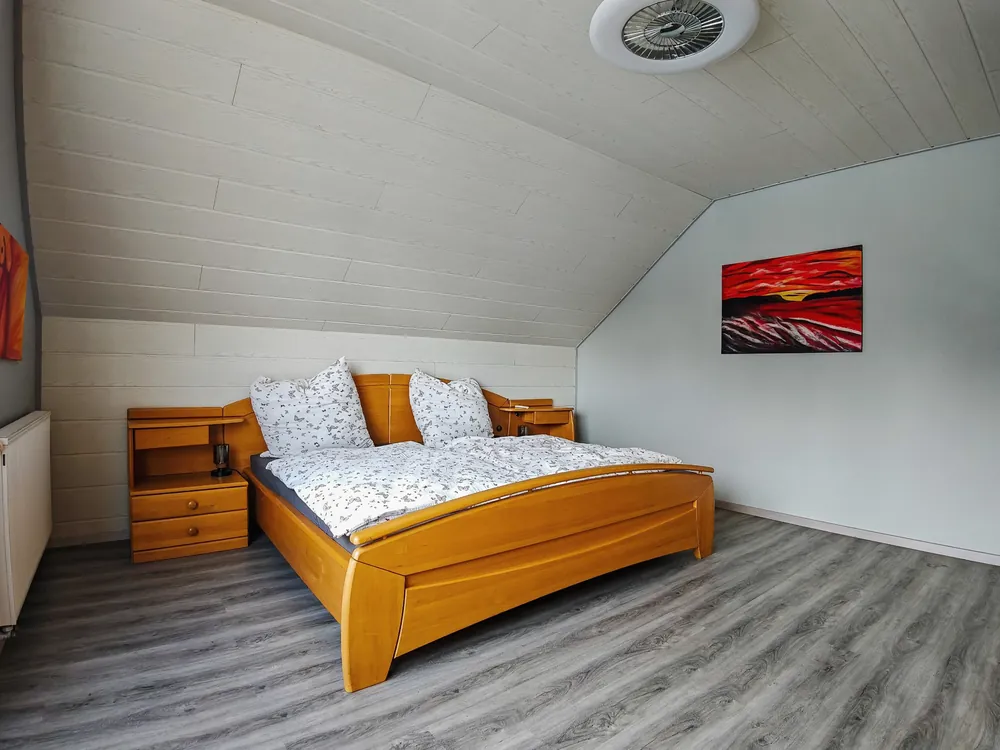 Schlafzimmer mit gemütlichem Doppelbett in der Ferienwohnung in Sundern-Enkhausen