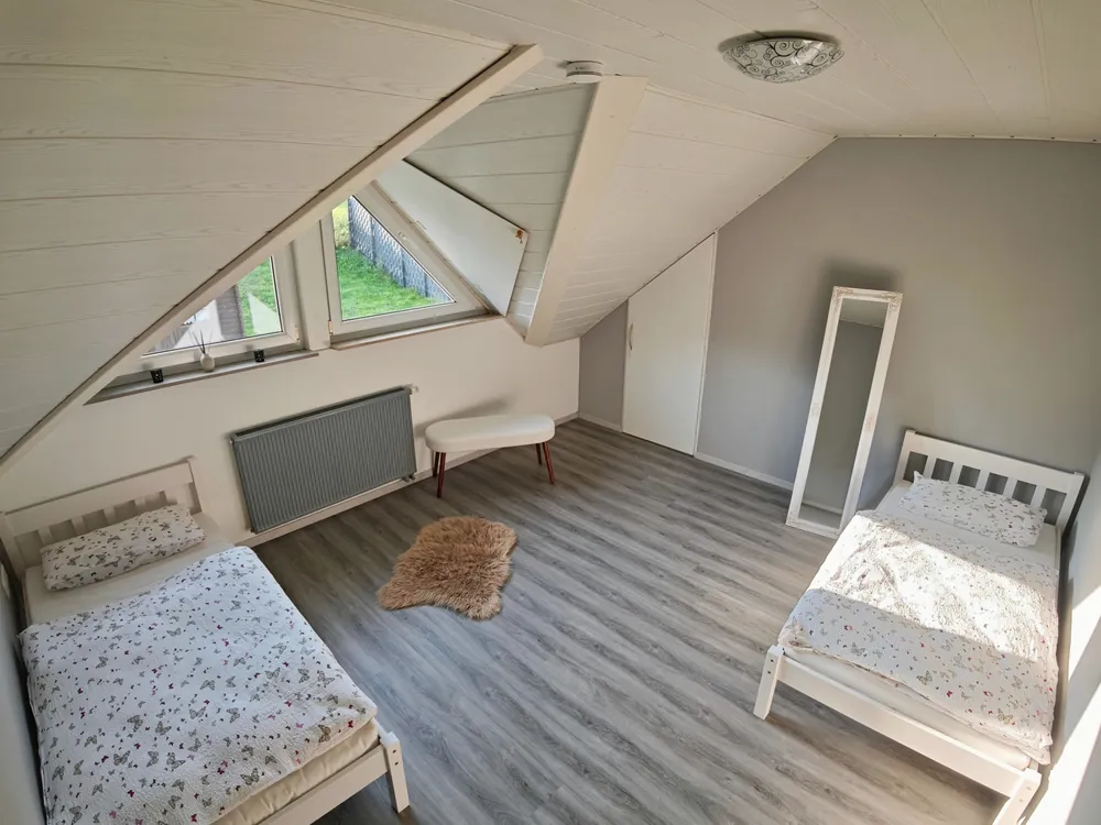 Zweites Schlafzimmer mit zwei Einzelbetten, ideal für Kinder oder Freunde, in der Ferienwohnung in Sundern