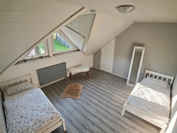 Zweites Schlafzimmer mit zwei Einzelbetten, ideal für Kinder oder Freunde, in der Ferienwohnung in Sundern
