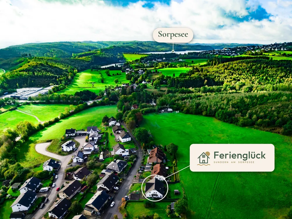 Luftbild der Ferienwohnung in Sundern-Enkhausen: das Haus ist markiert, am Horizont liegt der Sorpesee