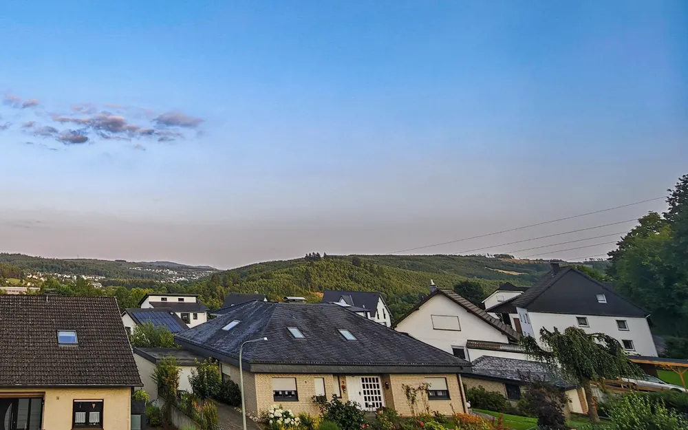 Weitblick über die Hügel und Wälder des Sauerlands am Abend, nahe dem Sorpesee bei Sundern