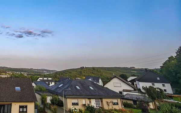 Weitblick über die Hügel und Wälder des Sauerlands am Abend, nahe dem Sorpesee bei Sundern